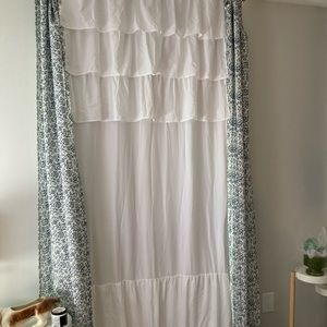 Pillowfort ruffled curtains 40x90 appx. Excellent used condition, 2 panels.